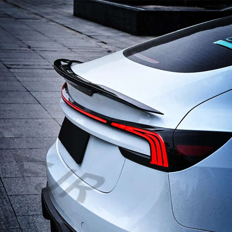 Tesla Model 3 Highland Lightblade 미등: 세련미와 강력한 조명이 만나다