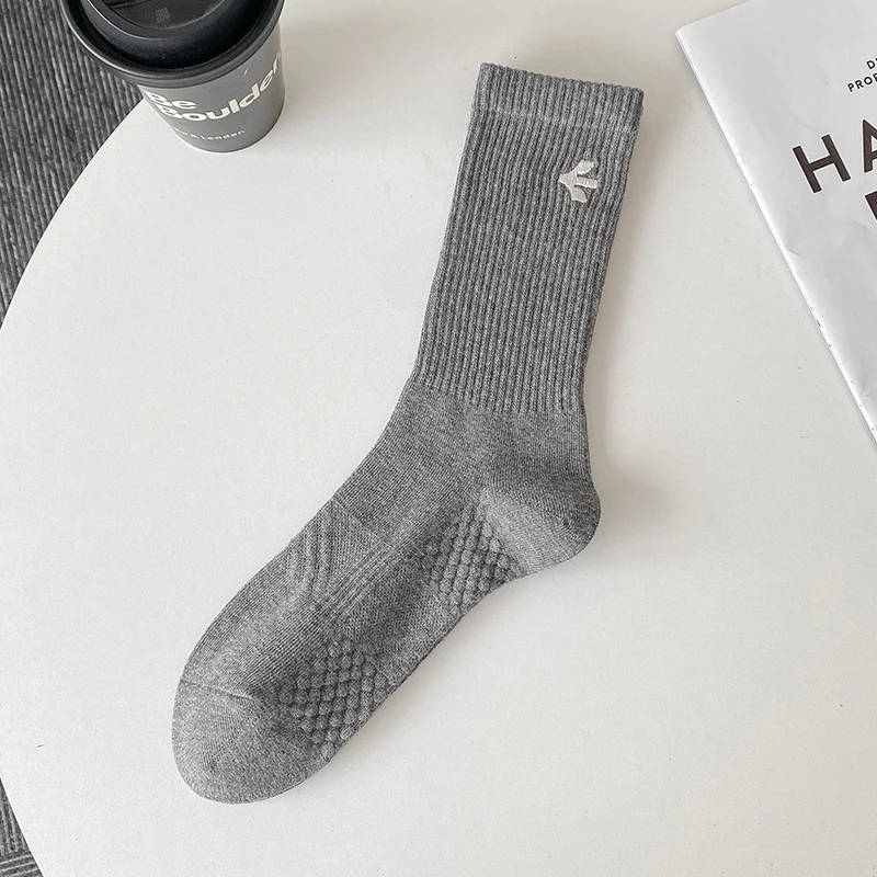 Hommes chaussettes nouveau automne Simple couleur unie décontracté chaussettes de sport homme respirant absorbant la sueur élastique longues chaussettes broderie quotidien