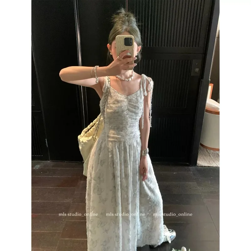 

Женское длинное платье с V-образным вырезом