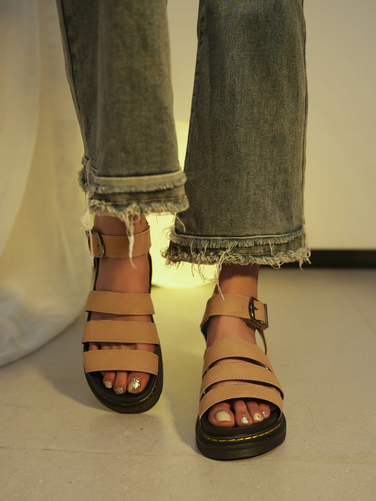 2024 Spot Large Summer New Thick Sole One Line Casual Sandali Romani Scarpe Da Donna Con Fibbia A Testa Tonda Transfrontaliera