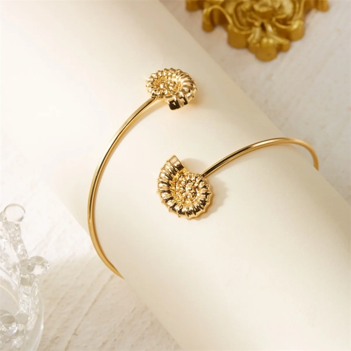 Metallische Seestern-Muschel-Armreifen für Damen und Herren, strukturierte Muschel-Stern-Armreifen, offener Armreif, Sommer-Strandparty-Schmuck – Detail 21