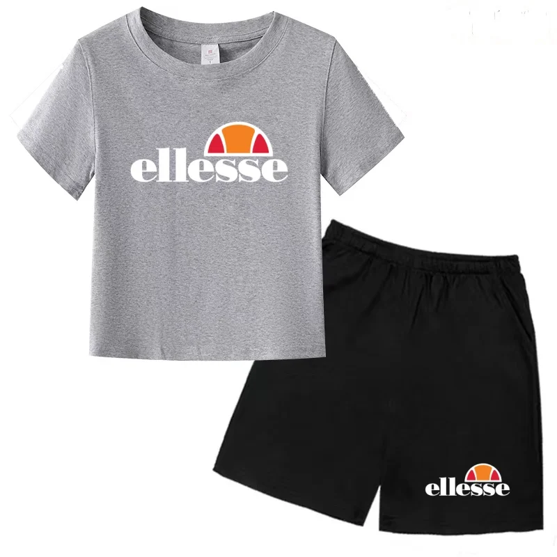 تي شيرت صيفي أنيق للأطفال مع طباعة حروف جذابة للأولاد والبنات الصغار بأكمام قصيرة وشورت قطعتين طقم رياضي غير رسمي للحفلات من ماركة معروفة