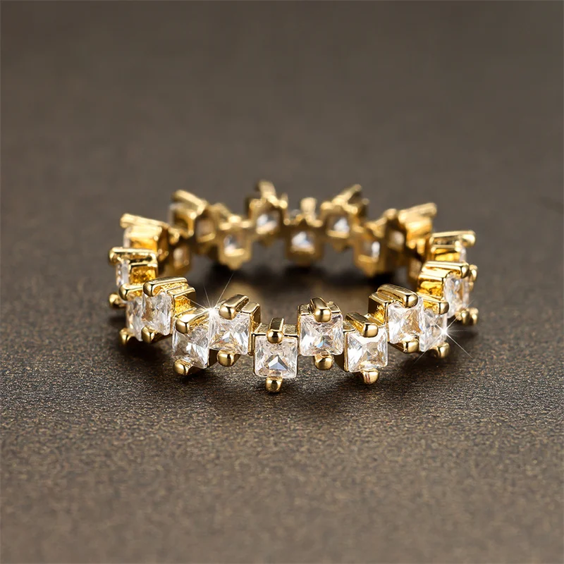 Exquisite Luxury Crystal Zircon Engagement Ring in Yellow Gold