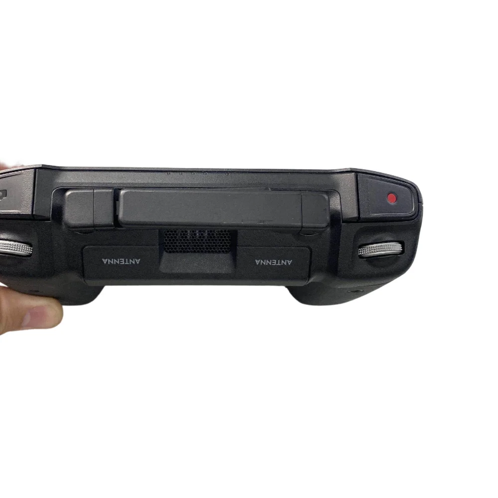 Télécommande DJI RC Pro tenue en main, montrant sa prise en main ergonomique pour un contrôle précis du drone.