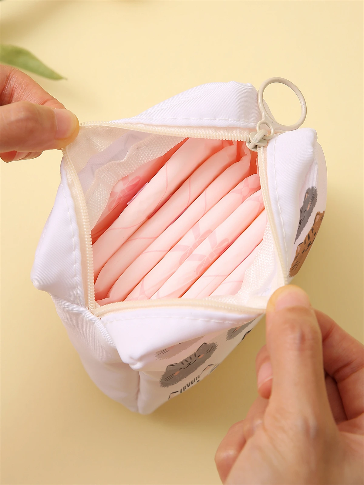 Cartoon cat printed sanitary napkin storage bag, women's lightweight tissue bag, sanitary tissue bag
