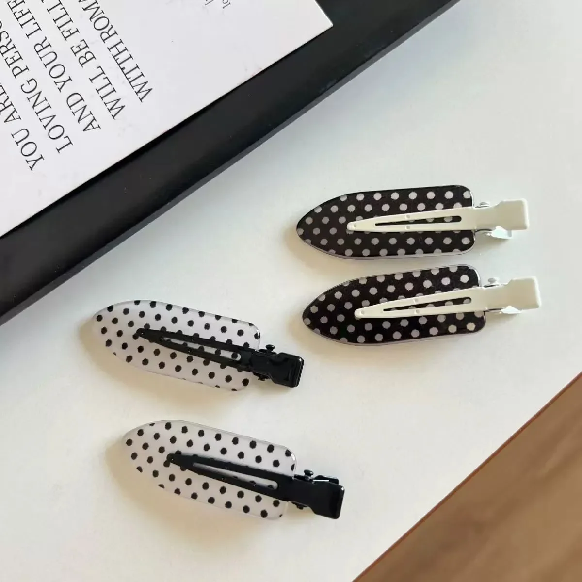 블랙 화이트 폴카 도트 아크릴 헤어 클립 미니멀리스트 안전한 고정력 일상 착용 파티 의상 헤어 스타일링 액세서리에 적합