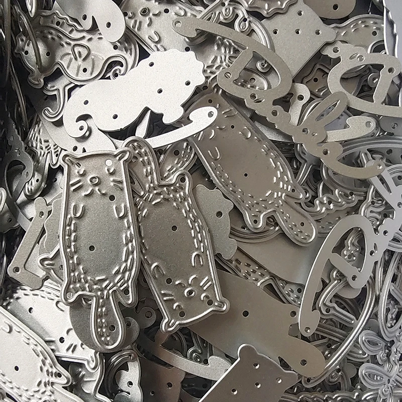2025 Neue, zufällig ausgewählte Glücksbeutel, kleine Tiere, Blätter, Buchstaben, Blumen, Metall-Stanzformen für Scrapbook-Mystery-Box-Schablonen