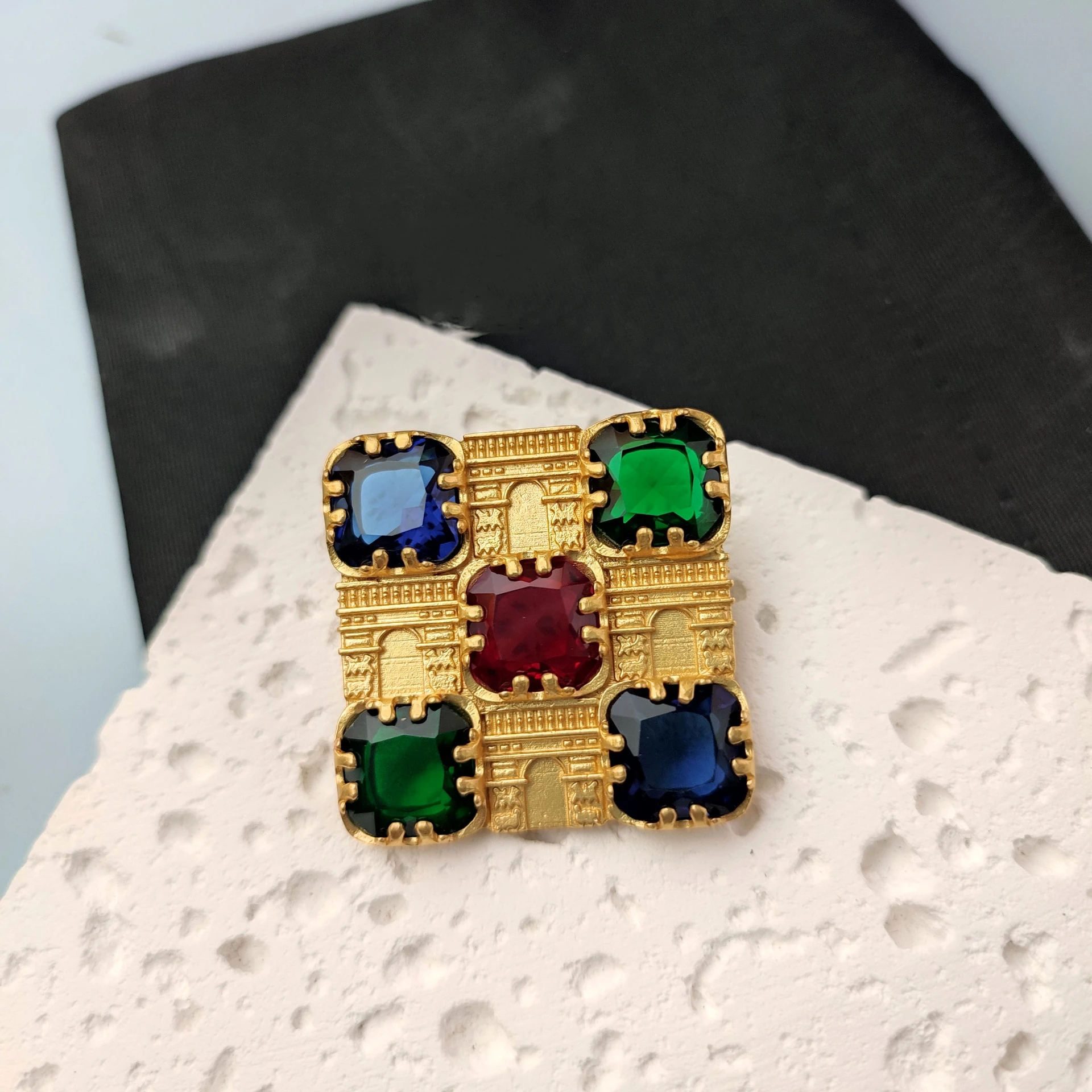 

Autumn 2023 Women French Vintage Three Color Glass Fashion High Luxury Brooch