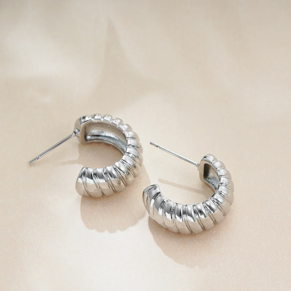 18K Gold Plated Texture C-shape Ear Buckle Women Hoop Huggie Earrings for Women Girls Chunky Stacked Hoops Punk Jewelry 2025 New