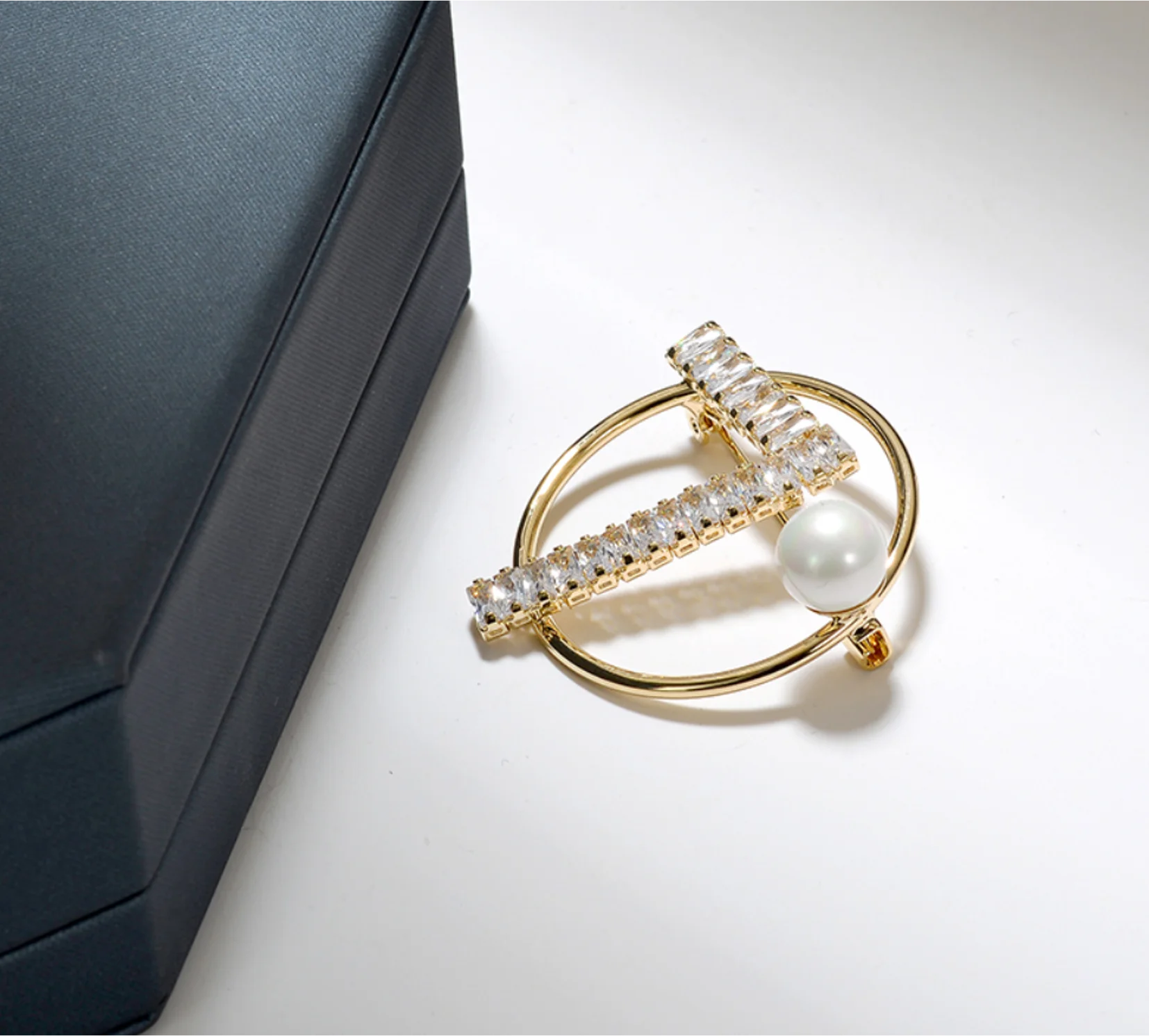 

2023 new trend No.7 asteroid design copper imitation pearl Lapel pins brooch fashion jewelry for women