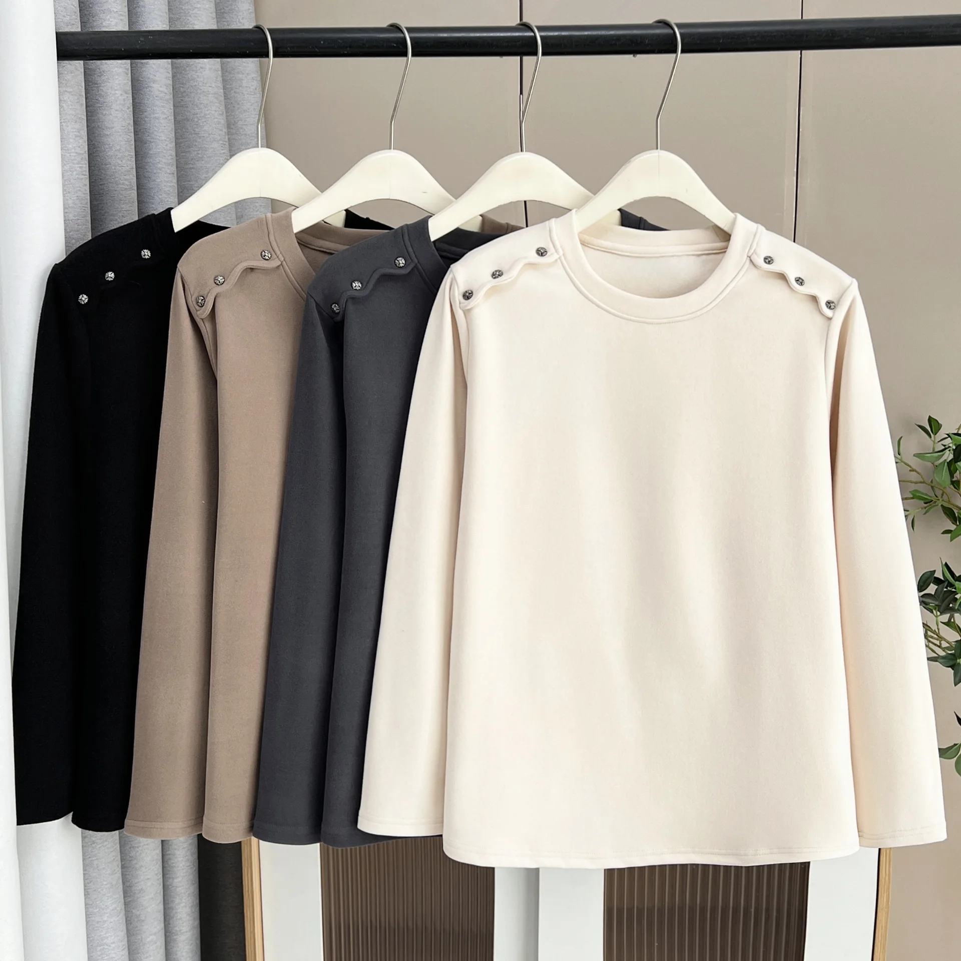 XXXXL Fashion Plus Size Women's T-Shirt Autumn And Winter Style Simple Shoulder Button O-Neck De Velvet Warm Inside Tops 8251