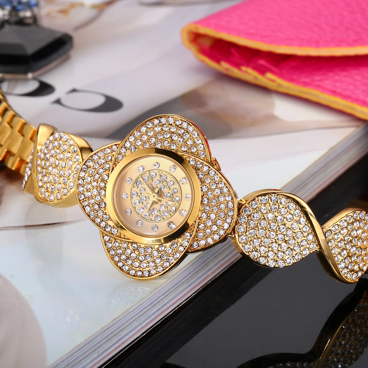 New Fashion Leisure Women's Watch Quartz Watch Diamond Inlaid Stainless Steel Travel Time