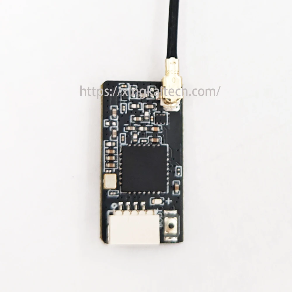 Boîtier du récepteur ELRS pour drone radiocommandé, avec logo et spécifications techniques.