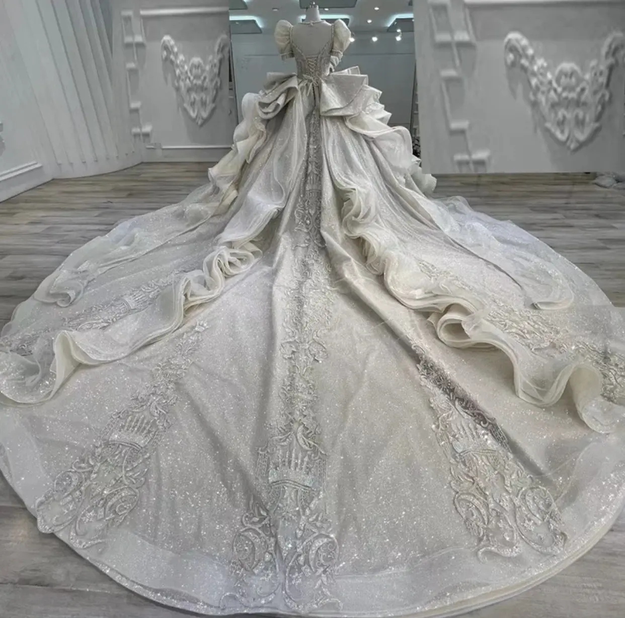 Женское свадебное платье с жемчугом