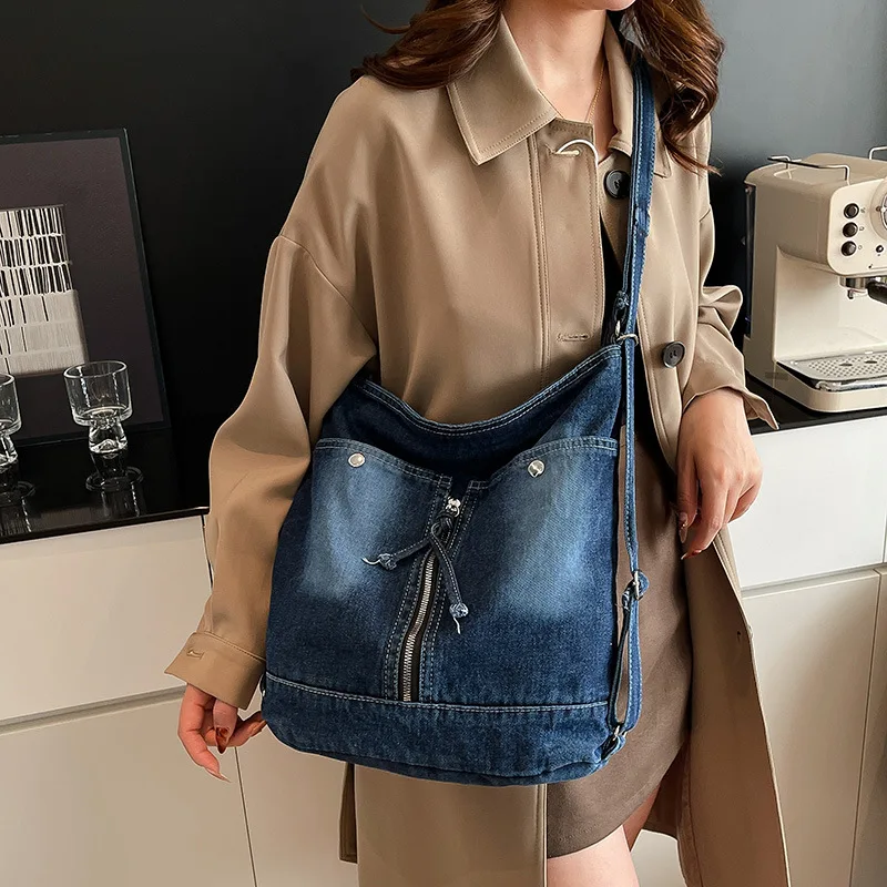 Zaino in Denim alla Moda per Donne, Borsa Multifunzionale a Tracolla di Grande Capacità, Comoda e Versatile Borsa a Secchiello Primaverile - immagine 4