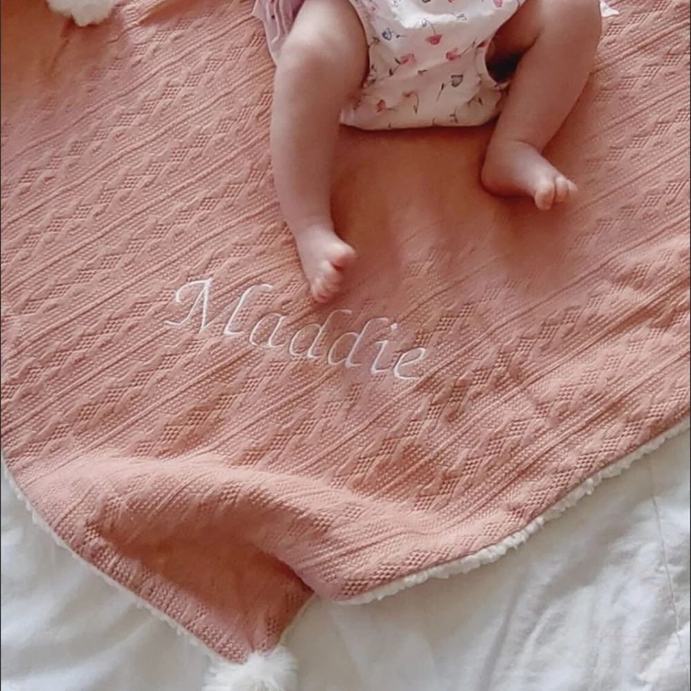 

Индивидуальное мягкое детское одеяло с помпоном с именем, хлопковое вязаное одеяло с вышивкой на заказ, подарок для будущей мамы, детский подарок на заказ