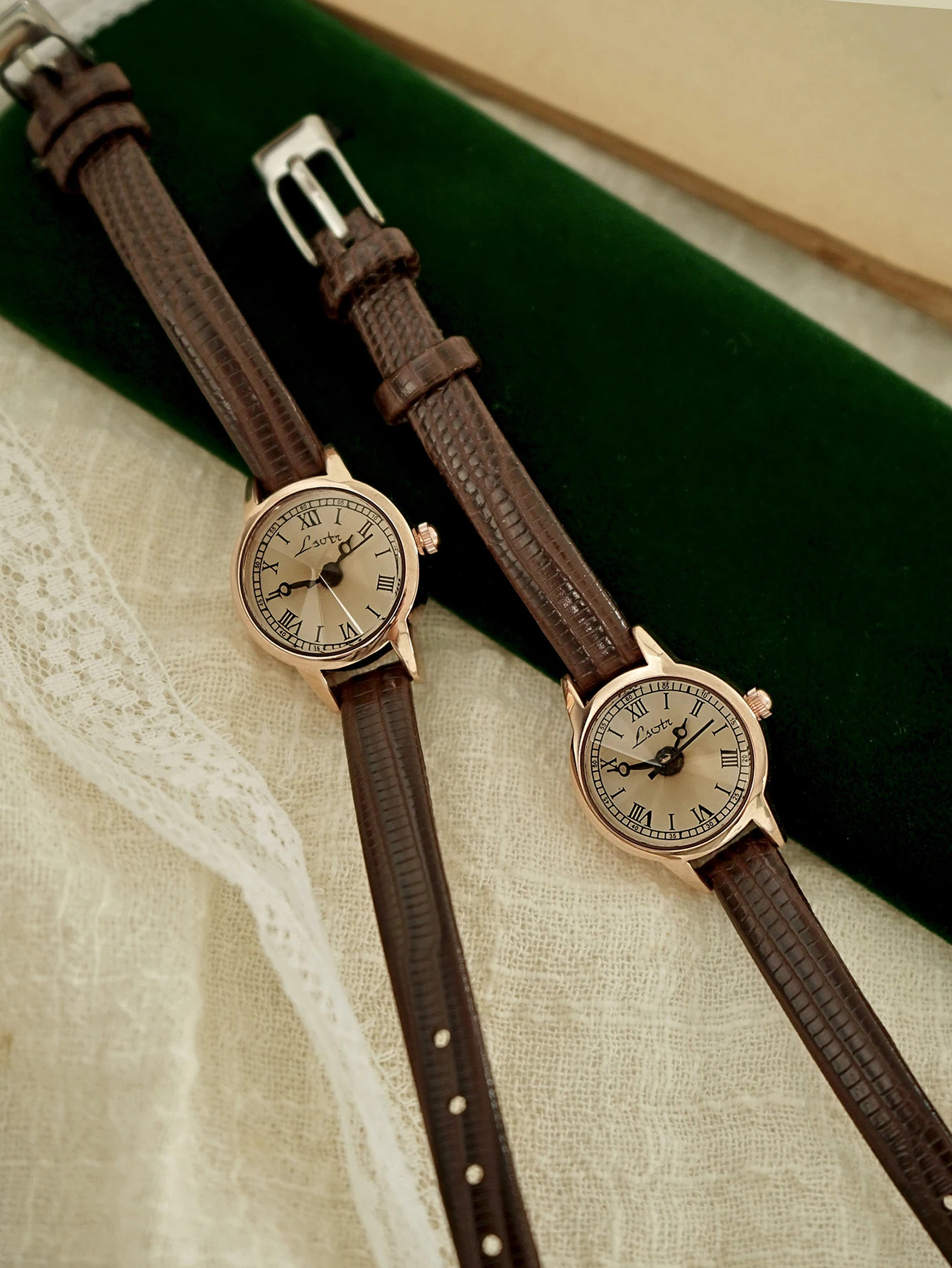 1 Piece of Retro Casual and Elegant Women's Coffee Brown Belt Watch Fashionable Small and Exquisite Round Small Dial Rhinestone Decoration Preppy Style Suitable for Daily Wear Dinner and Other Occasions Decorative Wrists 3