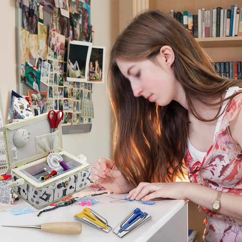 Petit panier à coudre avec kit de couture, accessoires pour filles