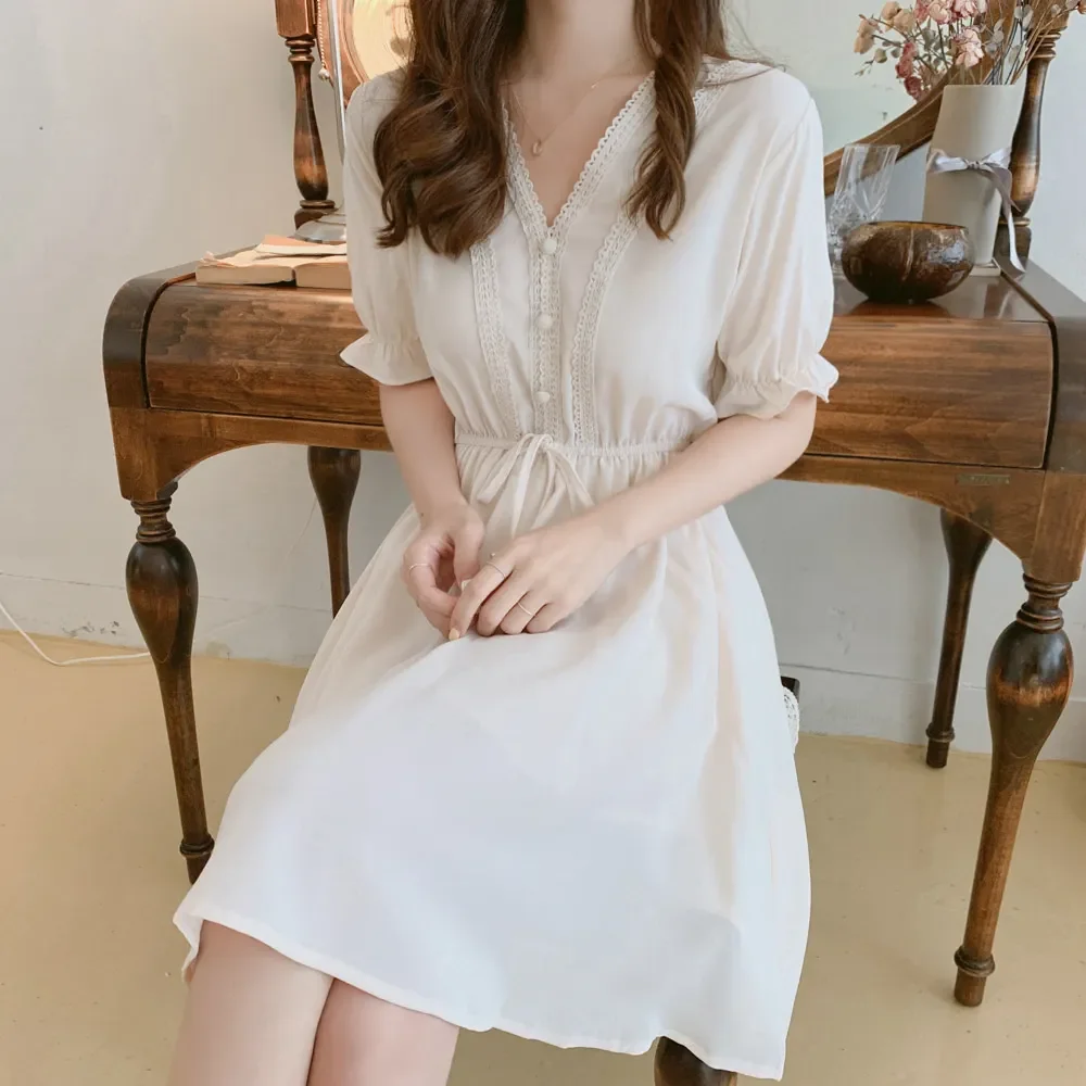 

Женские мини-платья, летние, приталенные, с коротким рукавом, с кружевом, в японском стиле, с V-образным вырезом, белого цвета, Рубашка-Платье на пуговицах