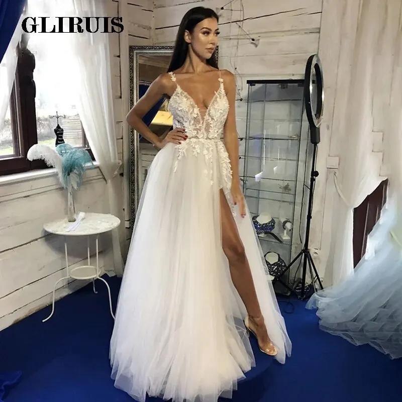 

Boho Tulle Wedding Dress V-Neck Lace Applique Bead Flowers A-Line Wedding Dresses Illusion Beach Princess Bridal Gowns with Slit