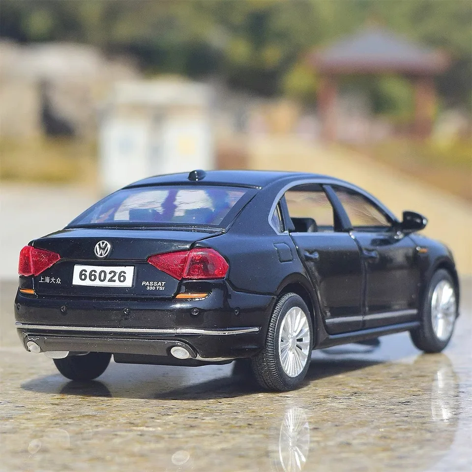1:32 VW Passat Alloy Scale Car Model Diecast Metal Miniature Toy