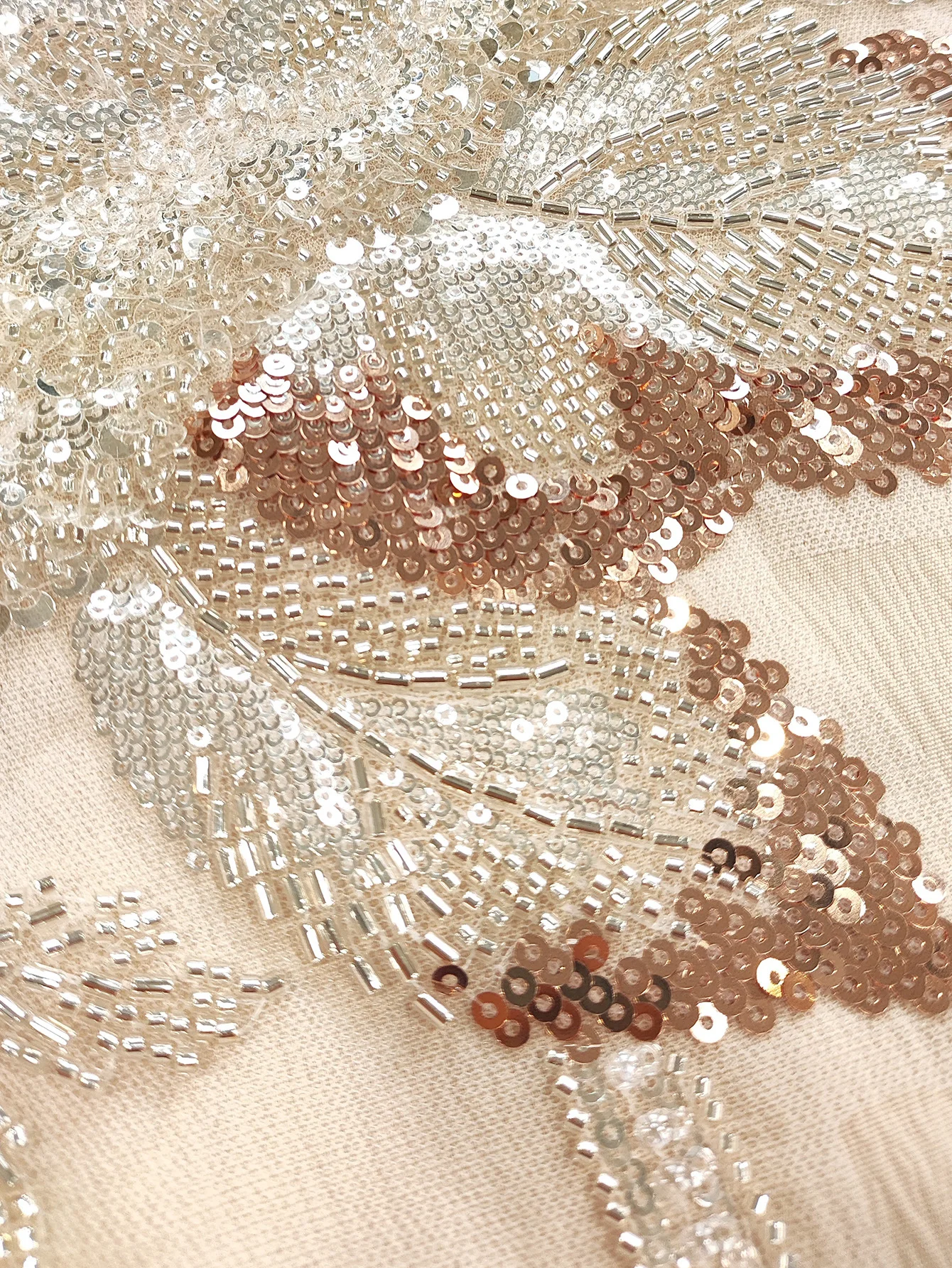 جلابية أوف وايت بتطريز فضي جانبي فاخر