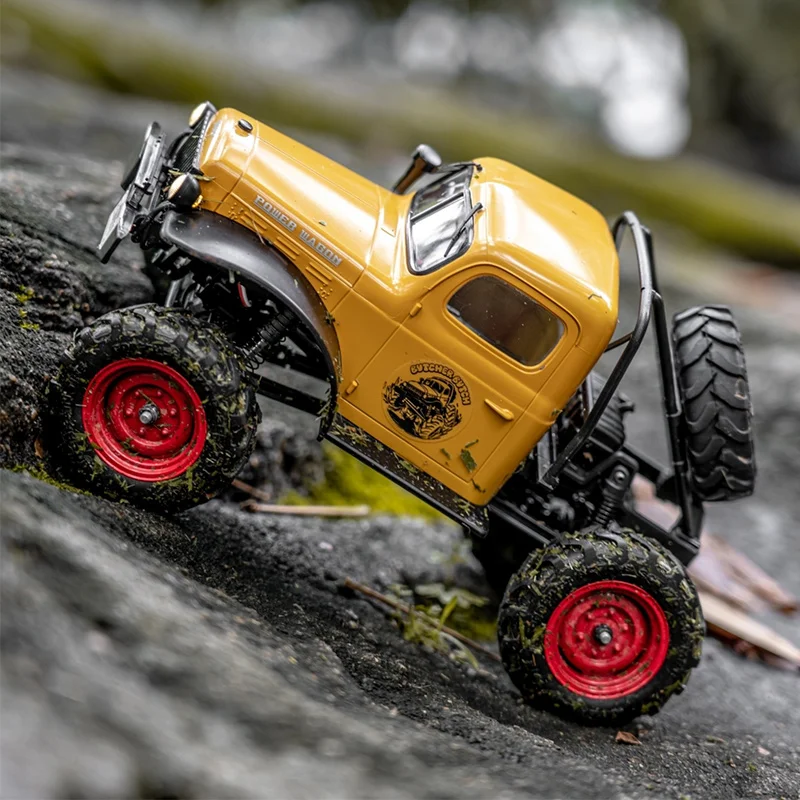 FMS 1:24 Small Odd Half Card Remote Control Car Model Desktop