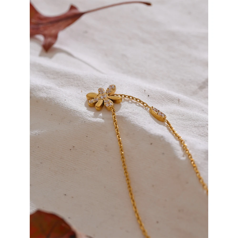 Yhpup Delicate Stainless Steel Zirconia Flower Necklace