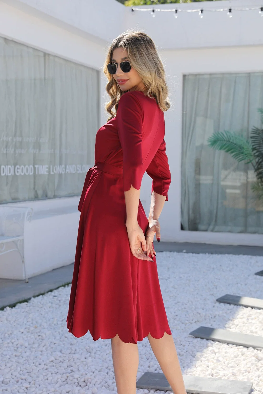 فستان نسائي متوسط الطول ياقة متموجة أكمام منتصف ال...