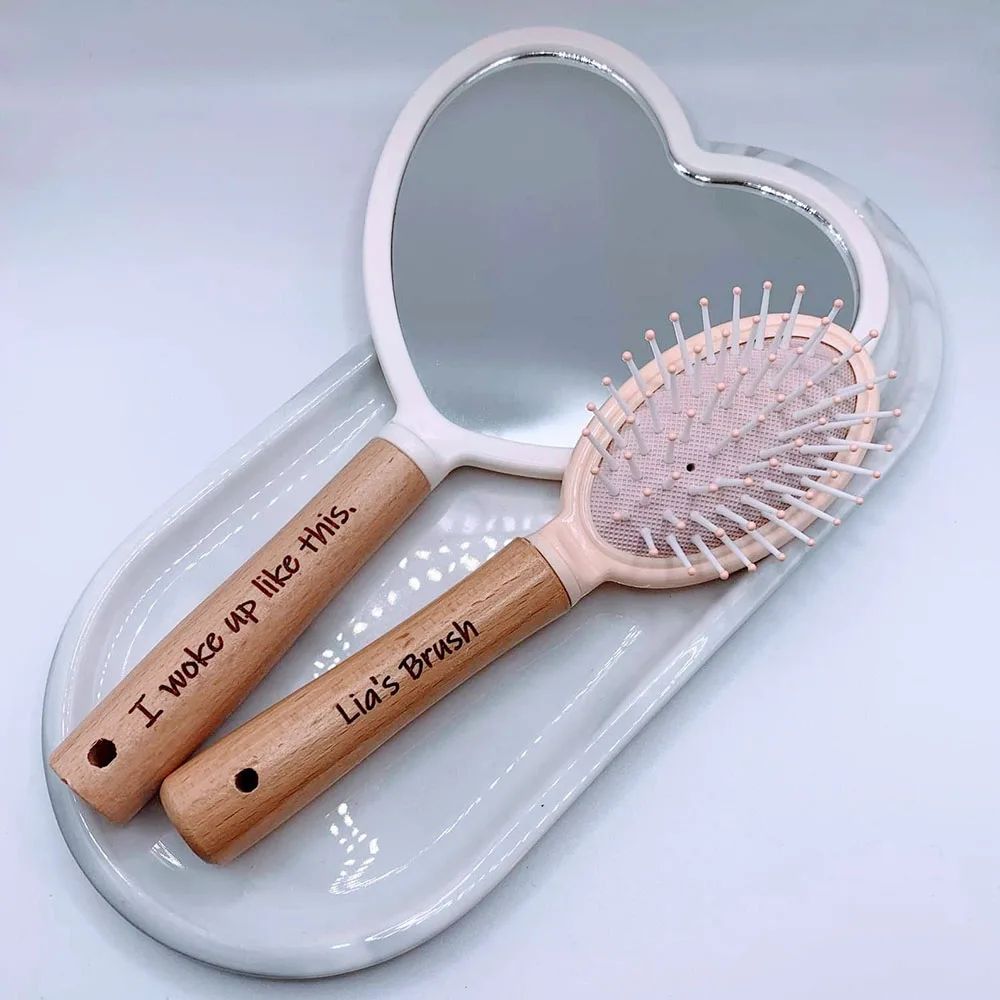 

Customized Bridesmaid Gifts Heart Shaped Handheld Vanity Mirror Wooden Handle Cushion Comb Engraved Bridal Shower Party Gift