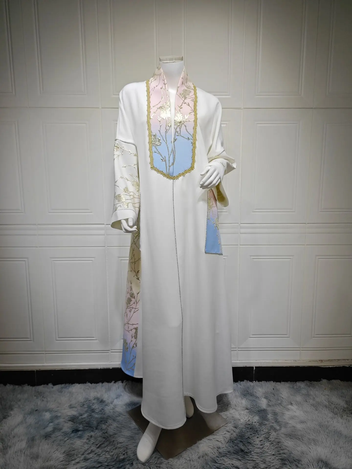 جلابية طويلة بتفاصيل لونية ناعمة وأكمام واسعة