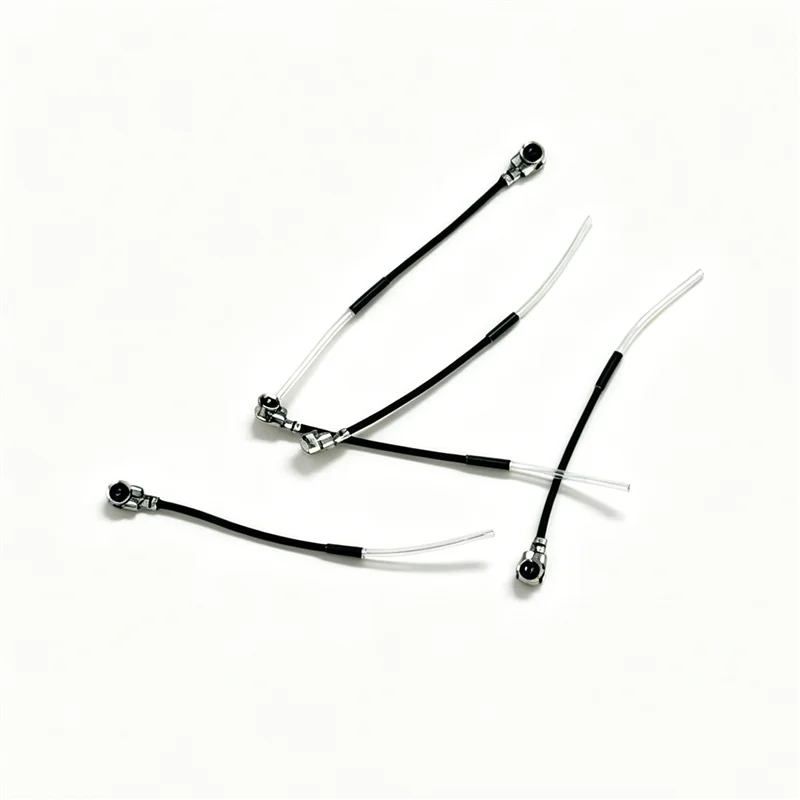Gros plan sur une antenne Happymodel FPV 5,8 GHz UFL, montrant le connecteur UFL doré et le câble coaxial fin.
