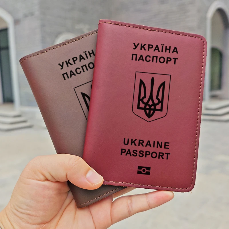 Handgefertigte Hülle aus echtem ukrainischem Leder mit Namensgravur für ukrainische Reisepässe und Ausweishüllen_voghion.com