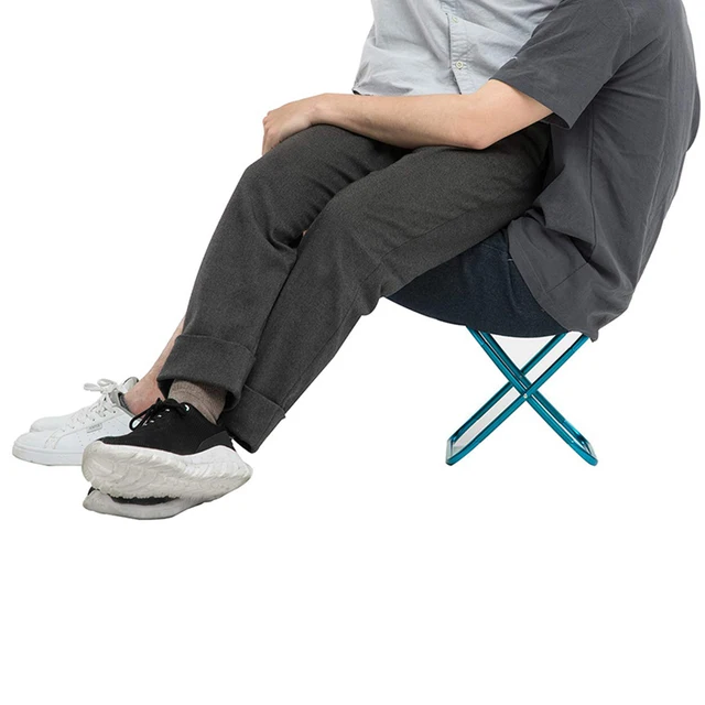 컴팩트하고 초경량인 KORAMAN의 휴대용 미니 의자로 야외 활동을 편안하게 즐기세요.