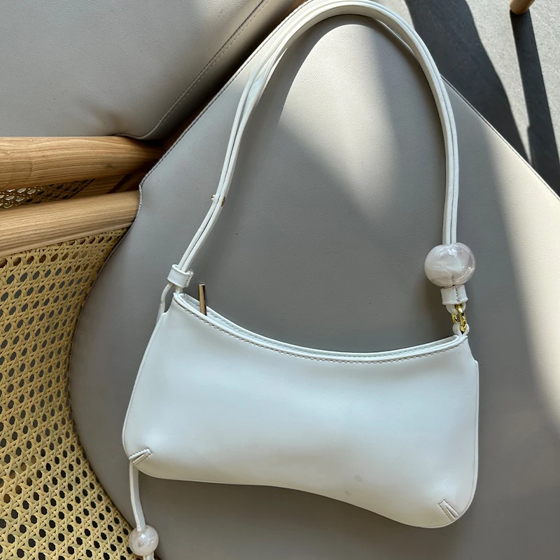 Sac à bandoulière simple en PU de couleur unie avec lettres en métal et perles pour femme, sac de fête polyvalent de petite taille_voghion.com