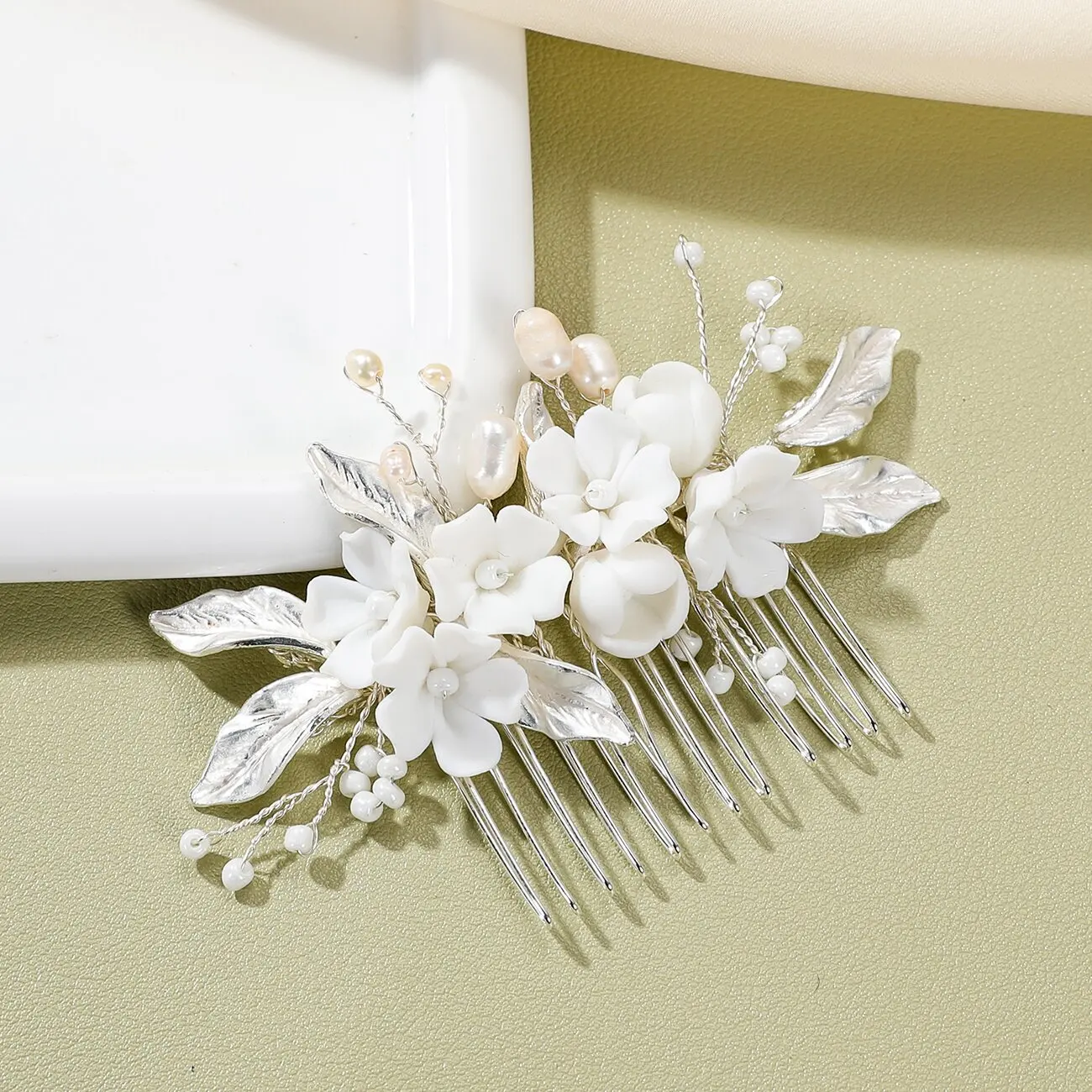 White Ceramic Flower Hair Comb Elegant Wedding Headdress Beads Hairpin European Style Bride Hair Jewelry Simple Floral Clip