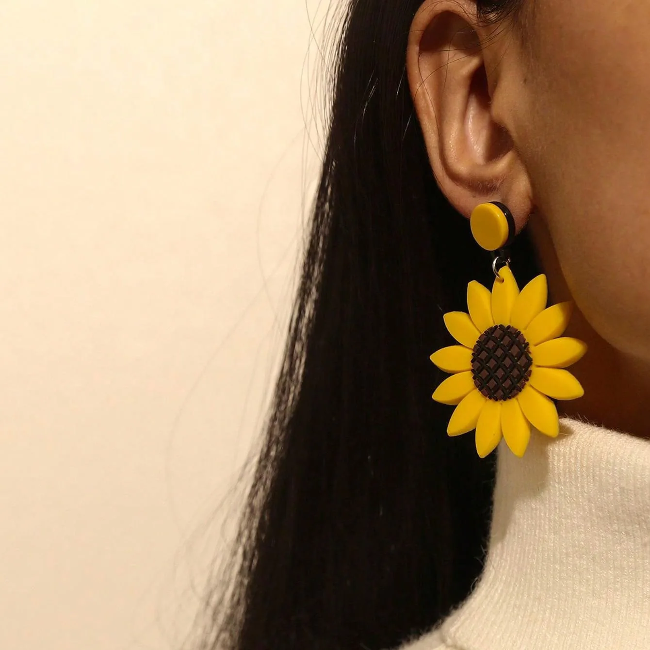 

2024 Korean Fashion Vintage Sunflower Earrings Personality Temperament Versatile Exaggerated Small Fresh Flower Earrings