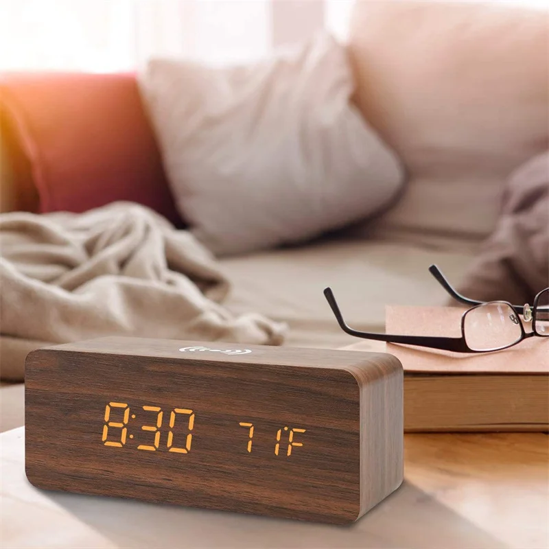 Reloj despertador digital LED de madera con carga inalámbrica para