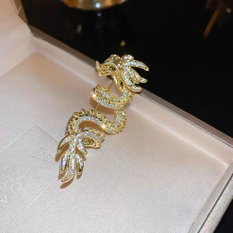 

Ethnic Chinese Style Zodiac Auspicious Dragon Brooches Luxury Crystal Paved Gold Dragons For Men And Women Clothing Ornament