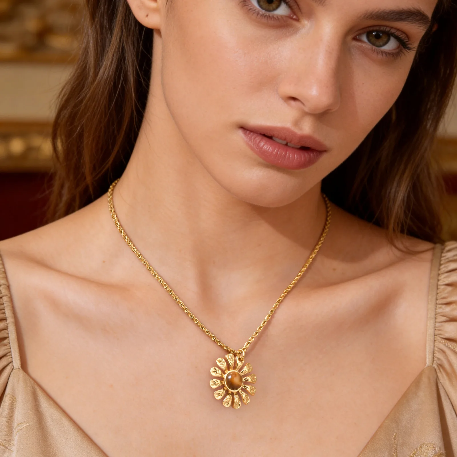 Vnox Trendige Goldfarbene Gedrehte Kette mit Blumen-Tigerauge-Anhänger, Edelstahl-Seilkette Anhänger-Schmuckzubehör