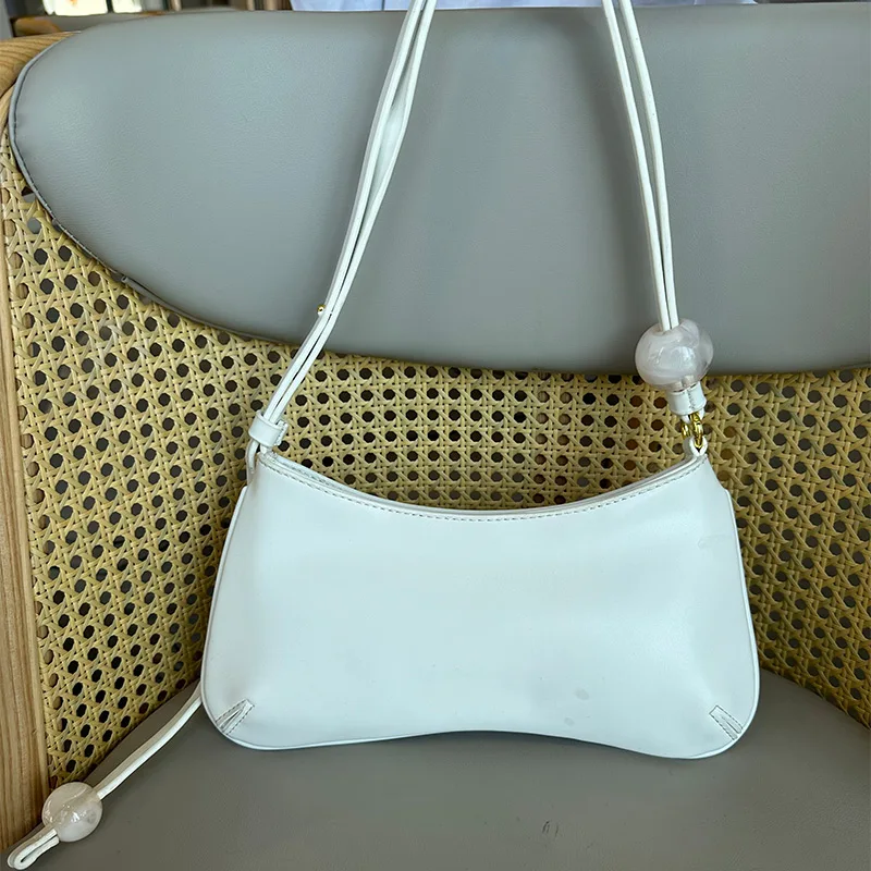 Sac à bandoulière simple en PU de couleur unie avec lettres en métal et perles pour femme, sac de fête polyvalent de petite taille_voghion.com