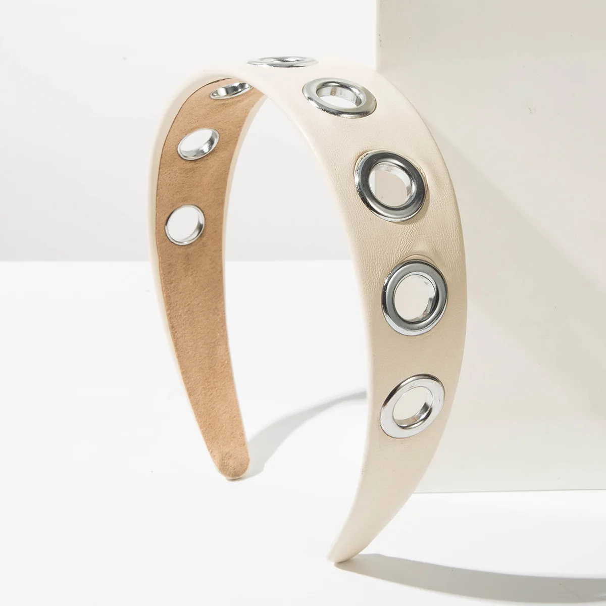 Modisches Hip-Hop-Stil Breites Stoff-Stirnband Einfarbiges Elegantes Kreis-Dekor Haarband Trendige Haaraccessoires für Frauen – Detail 3