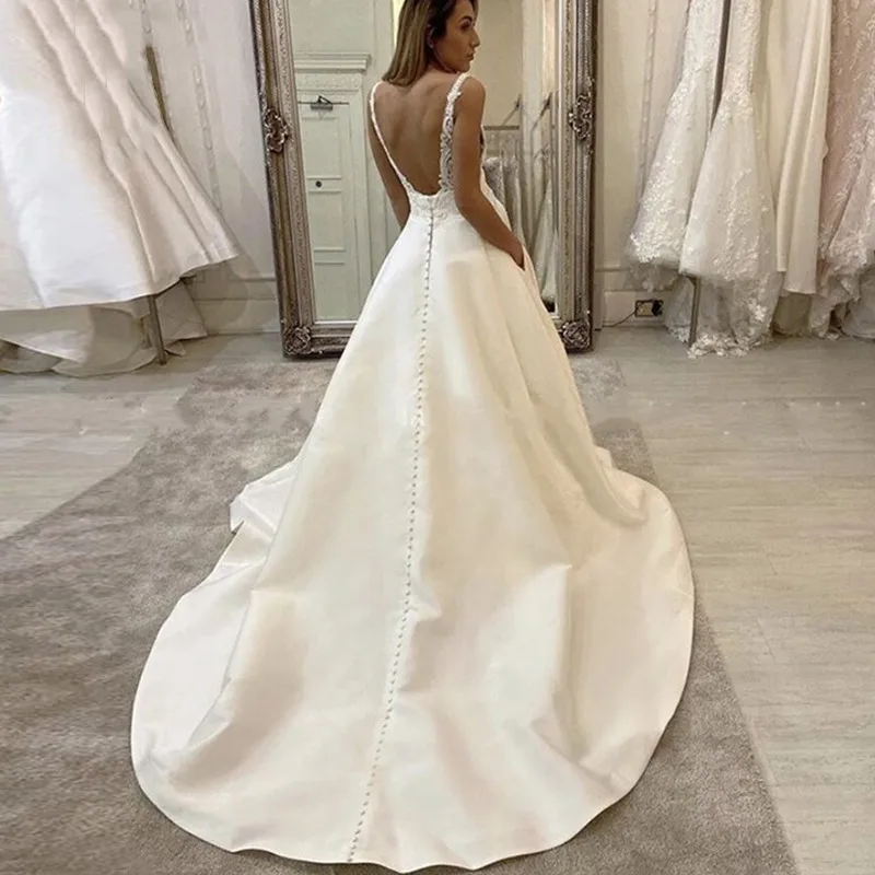 Рисунок 2 - Женское атласное платье с открытой спиной