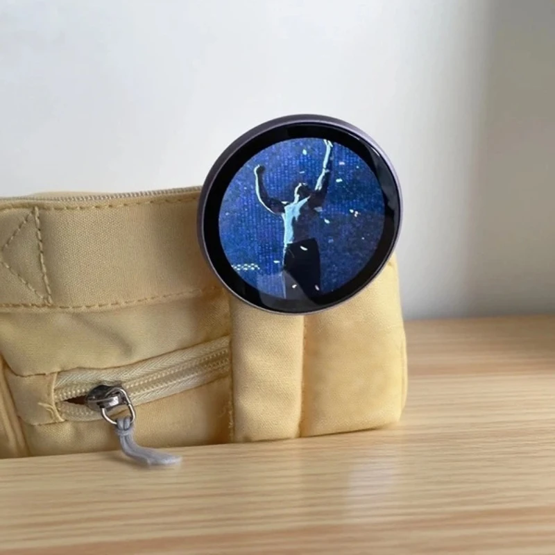 스마트 다이나믹 E-배지 전자 배지는 오타쿠 팬들을 위한 선물로 사진, GIF, 애니메이션, 비디오를 전송할 수 있습니다.