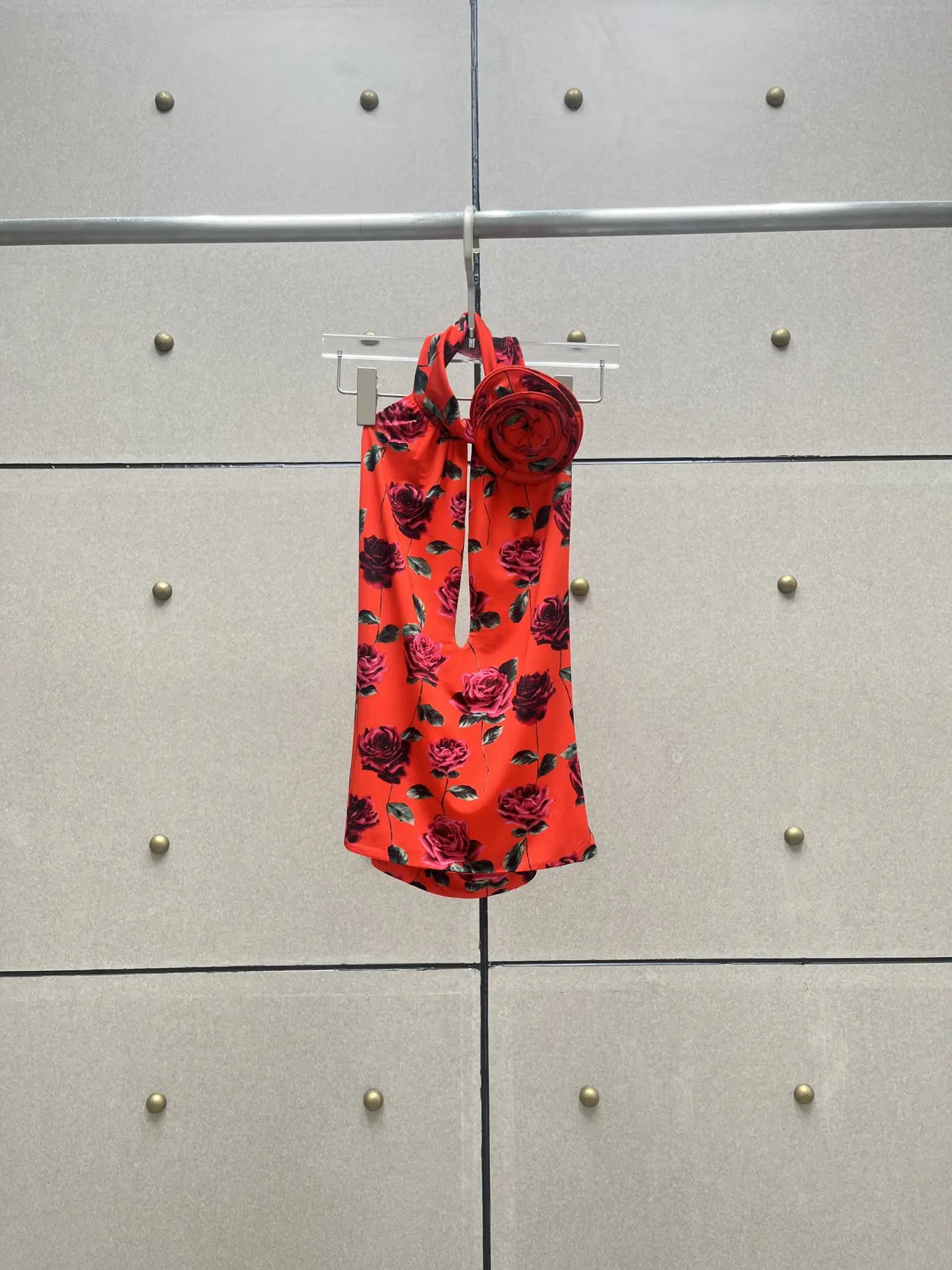 

2023Hand-printed floral backless tops are amazing for everyday parties821