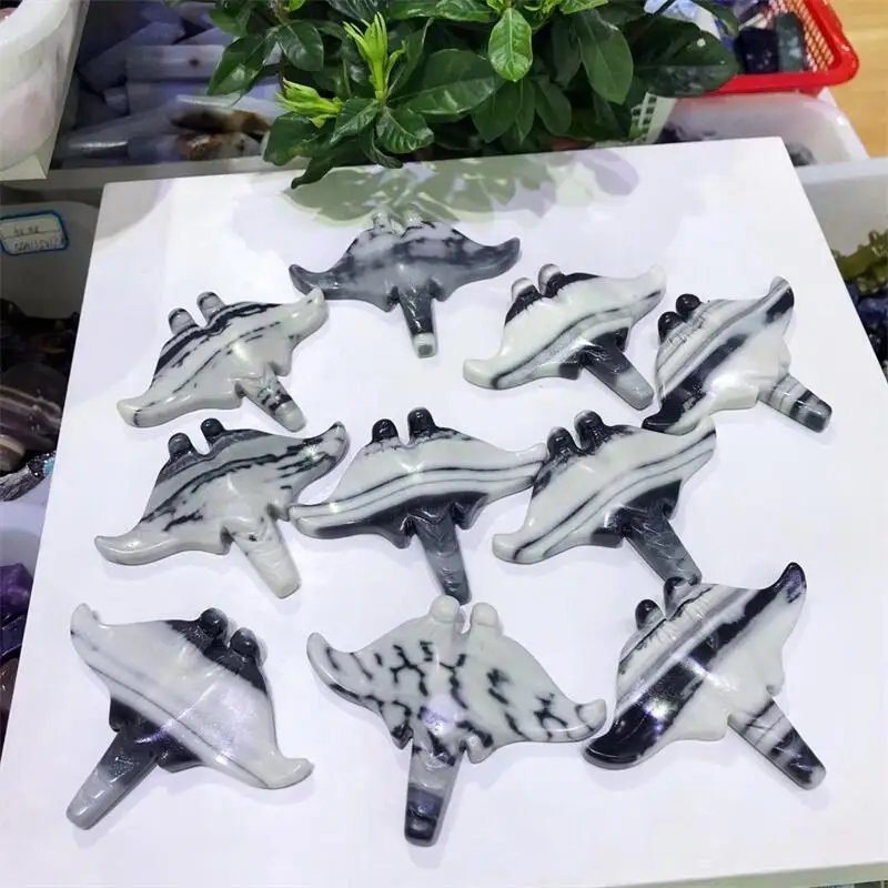 

Natural Taichi Stone Manta Ray Fish Crystal Carved Reiki Healing Stone Animal Figurine Handicraft Home Decoration Ornaments 1PCS