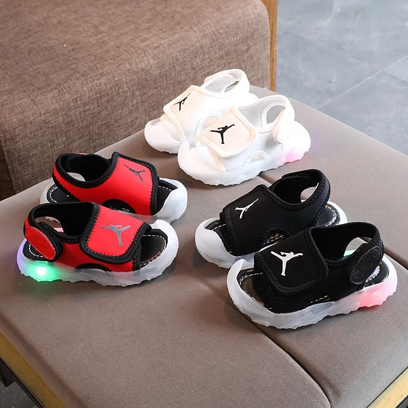 Adorabili Nuovi Marchi Estivi Sandali Classici Per Bambini Led Incandescente Cool Girls Boys Sandals Toddlers Fashion Kids Sneakers Shoes