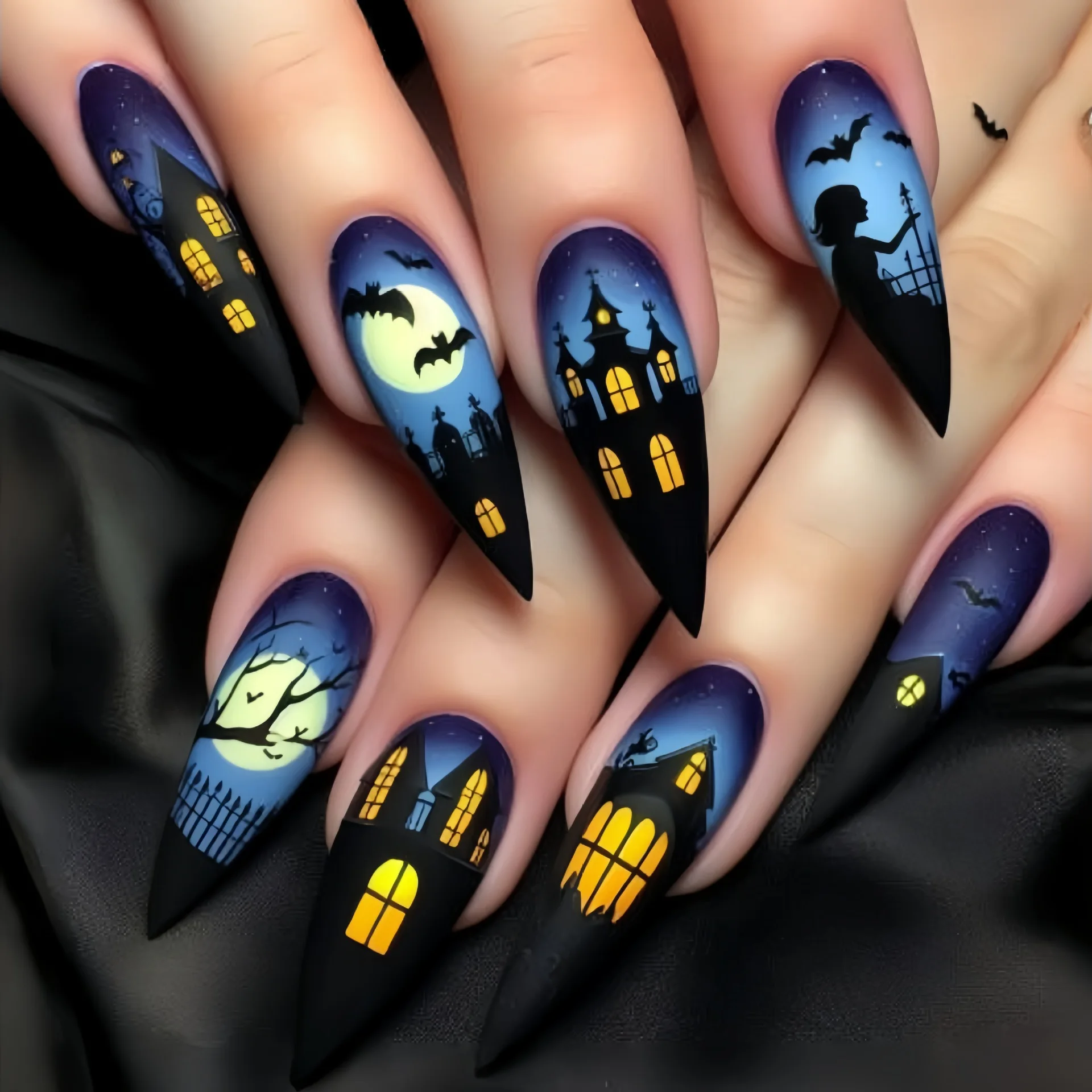 24 uñas postizas largas de almendra con diseño de telaraña de Halloween, uñas postizas negras con degradado de diamantes de imitación y punta adhesiva roja.