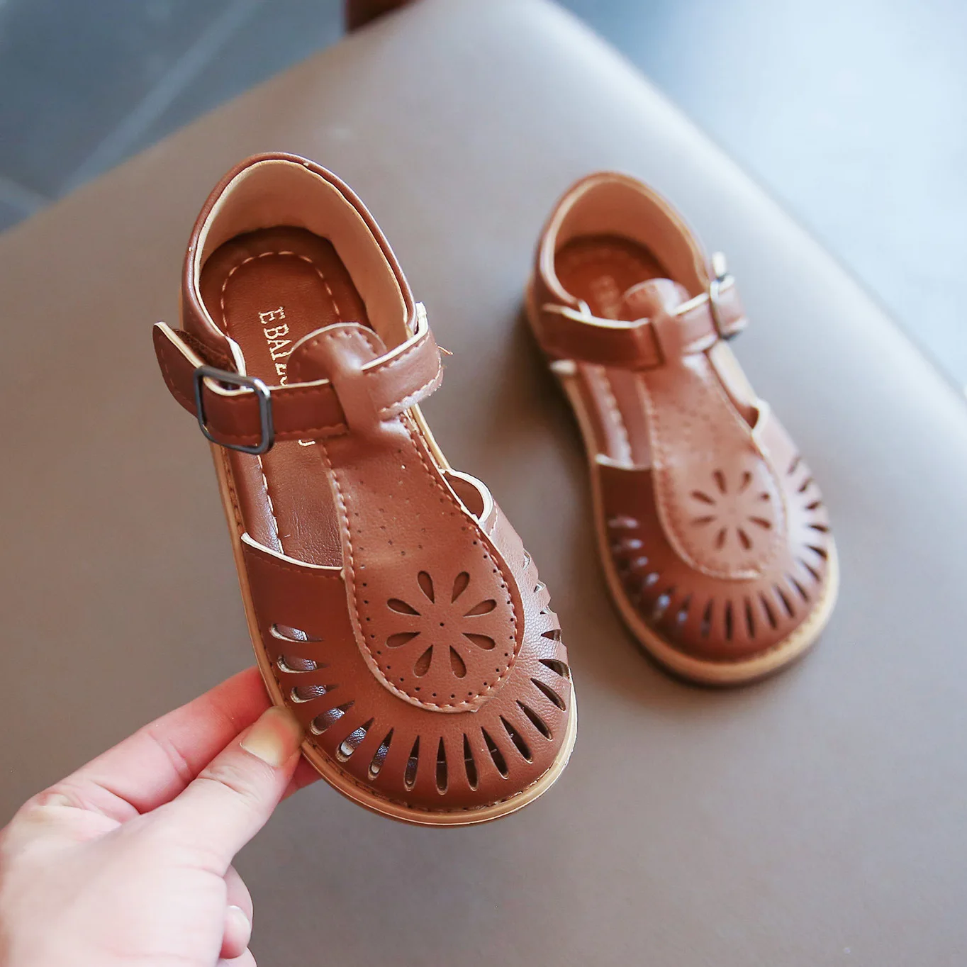 Children Sandals Kids Shoes Kids Sandals Beach Shoes Girls Sandals Children's Hollow Soft Sole Shoes Carved Fashion Princess Shoes Beach Cut-outs Princess