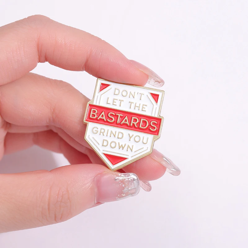 Spilla Smaltata The Handmaid's Tale "Don't Let Bastards Grind You Down" - Cimelio Serie TV